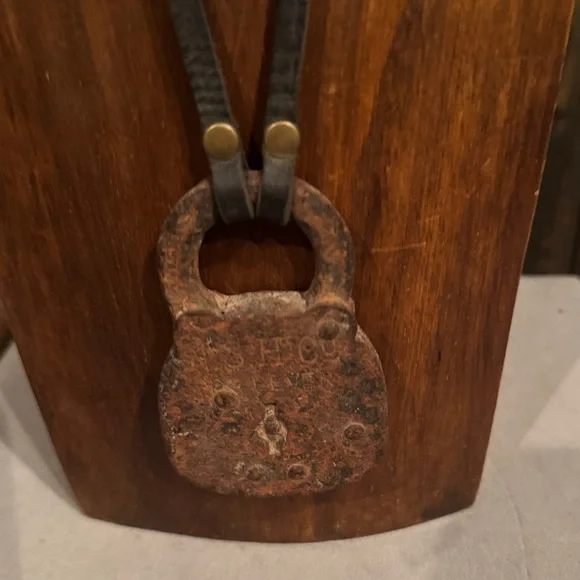 Rustic lock necklace - Picture 3 of 4